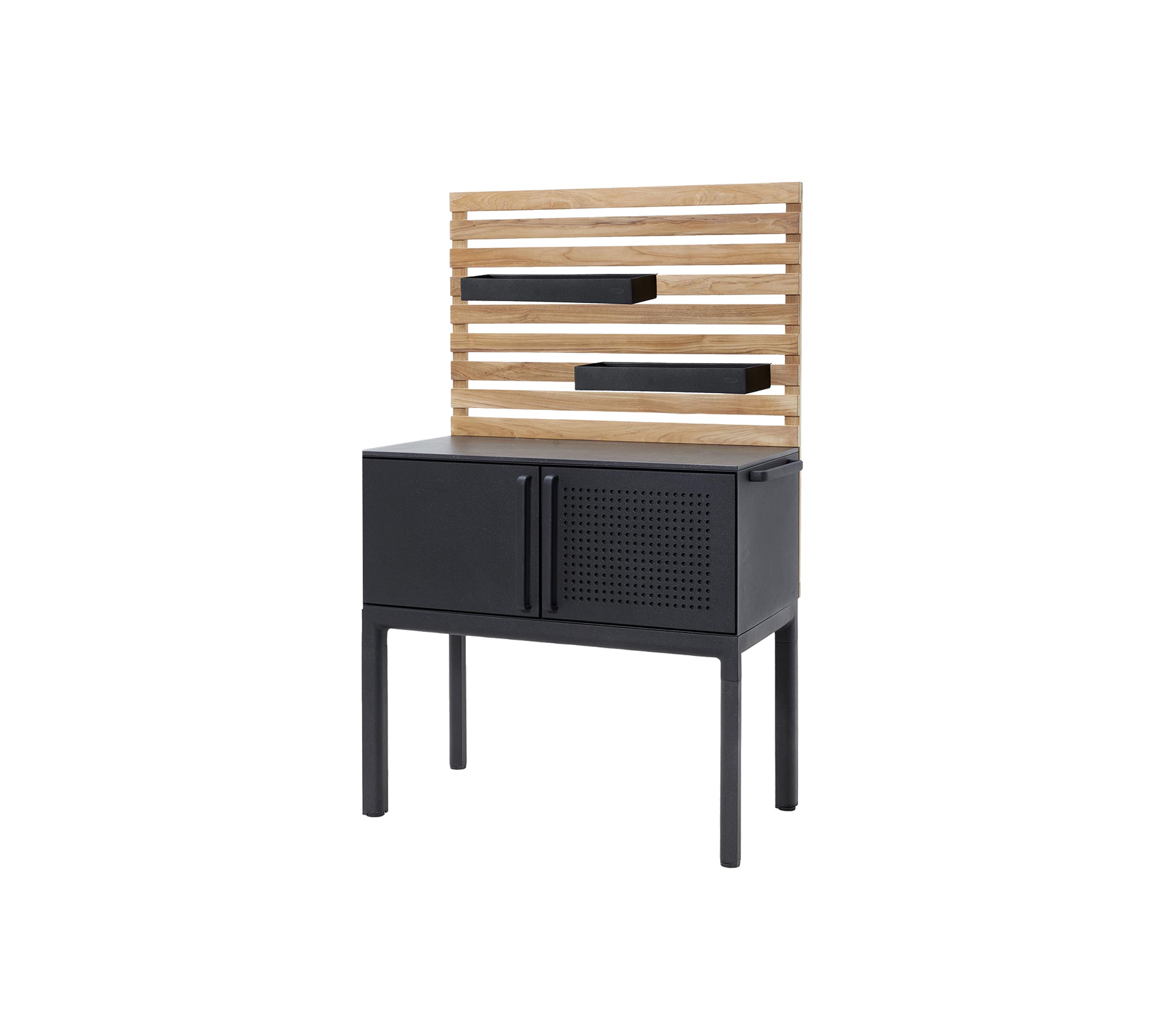 Elegante armario con una estantería de listones de madera y una base negra elegante con puertas y detalles perforados para almacenamiento y exhibición.