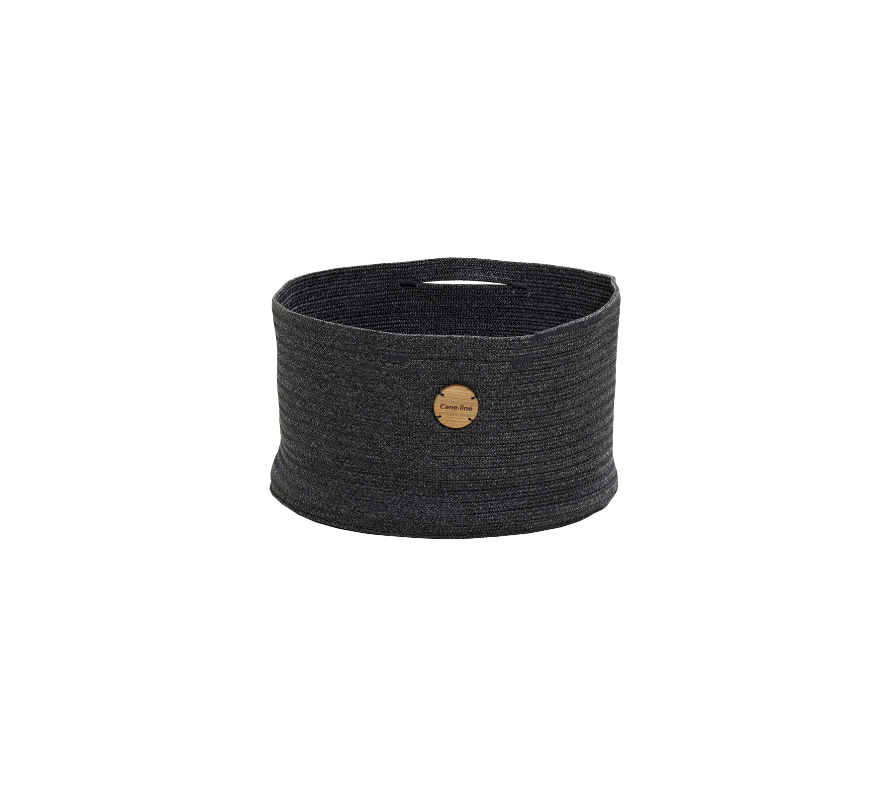 Cesta de almacenamiento redonda y texturizada en gris oscuro con una etiqueta de madera para estilo y funcionalidad. Ideal para organizar diversos artículos.