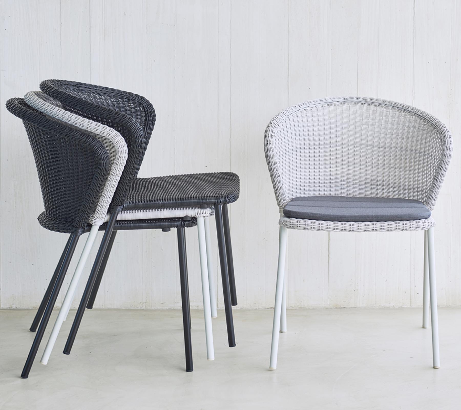 Pilón de sillas modernas de tejido en negro y blanco, con asiento acolchado, ideal para soluciones de asientos elegantes.