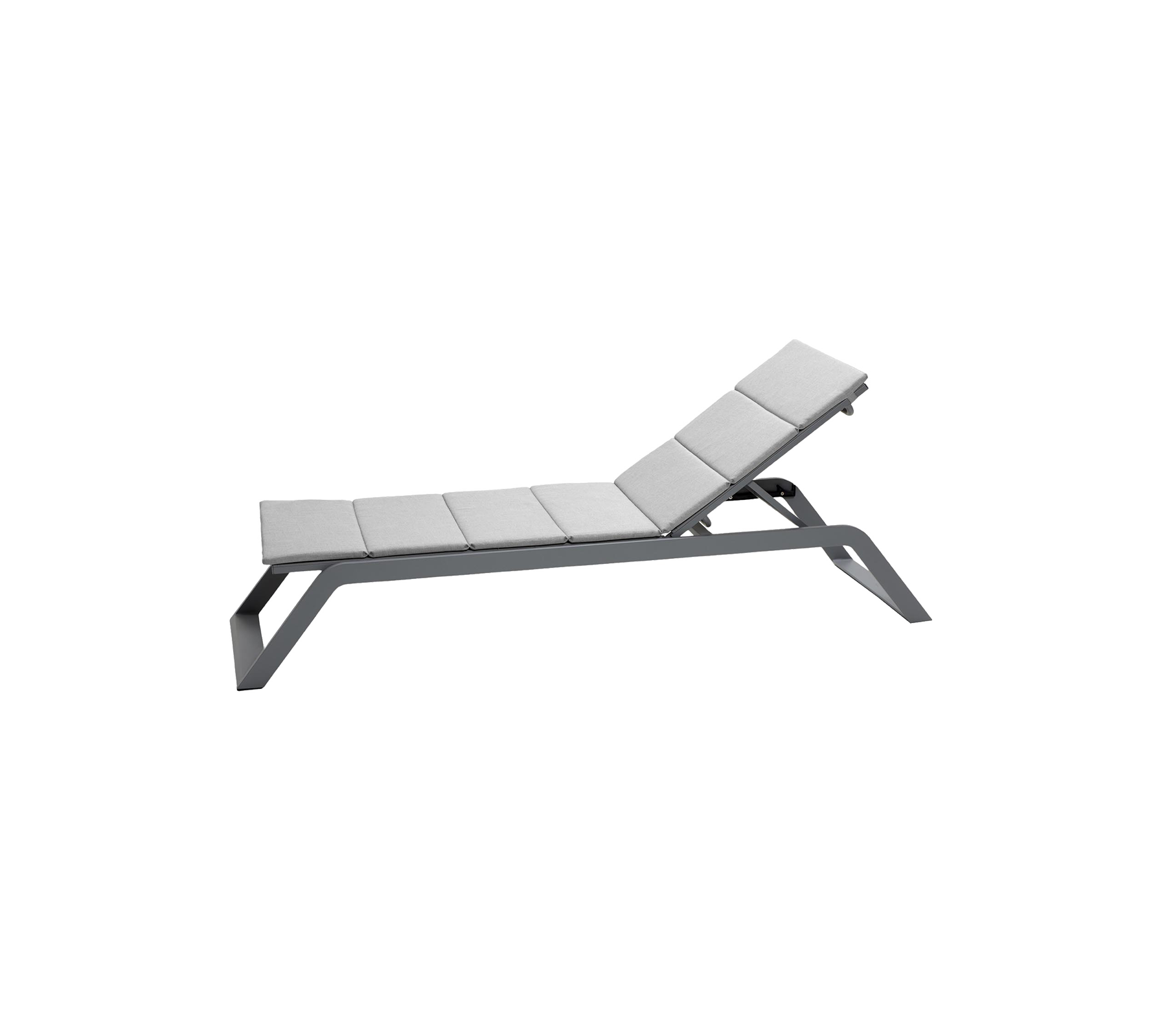 Silla moderna de lounge con un marco gris elegante y asiento acolchado, diseñada para la relajación y la comodidad.