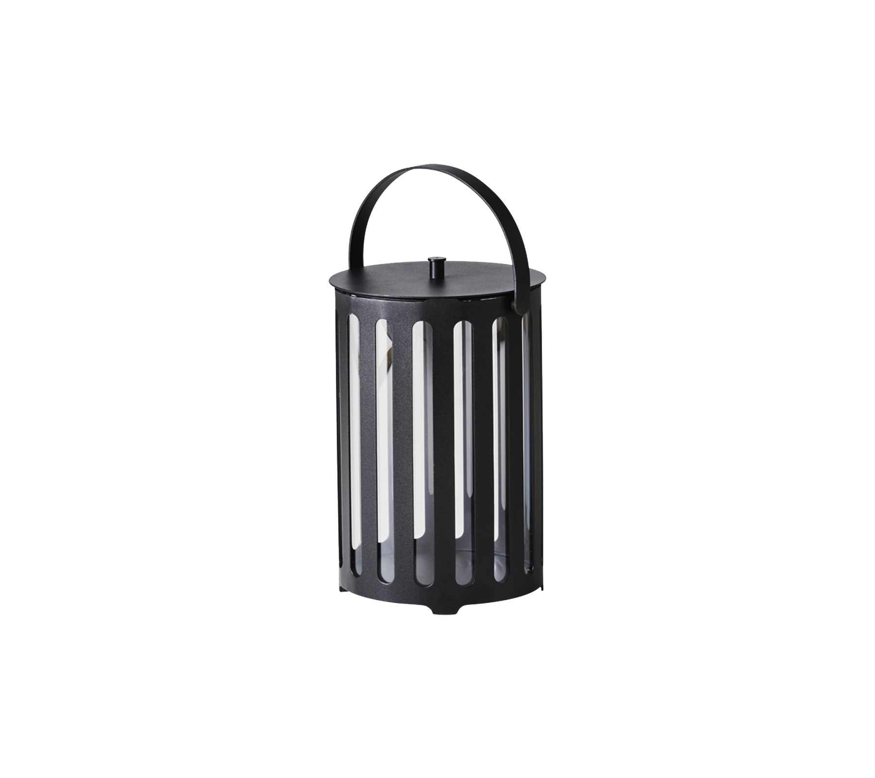 Linterna negra con un diseño cilíndrico, ranuras verticales y un asa para un fácil transporte. Adecuada para iluminación decorativa.