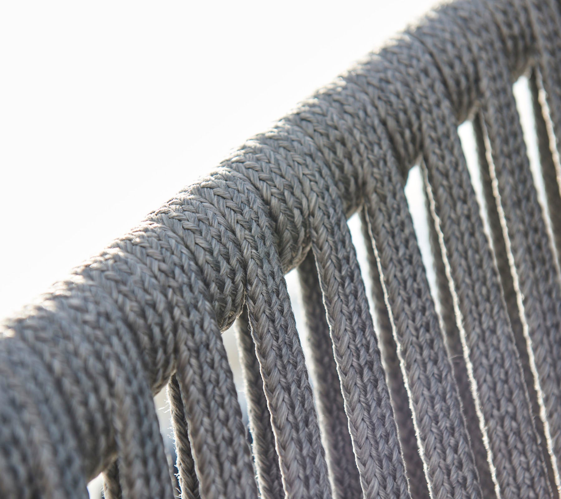 Primer plano de detalles de cuerda gris, destacando la textura y el patrón de un diseño tejido.