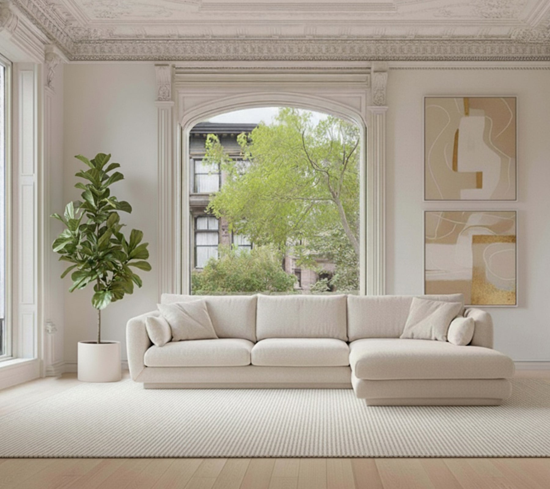 Sofá seccional beige con una planta verde y una alfombra blanca en un ambiente moderno de salón.
