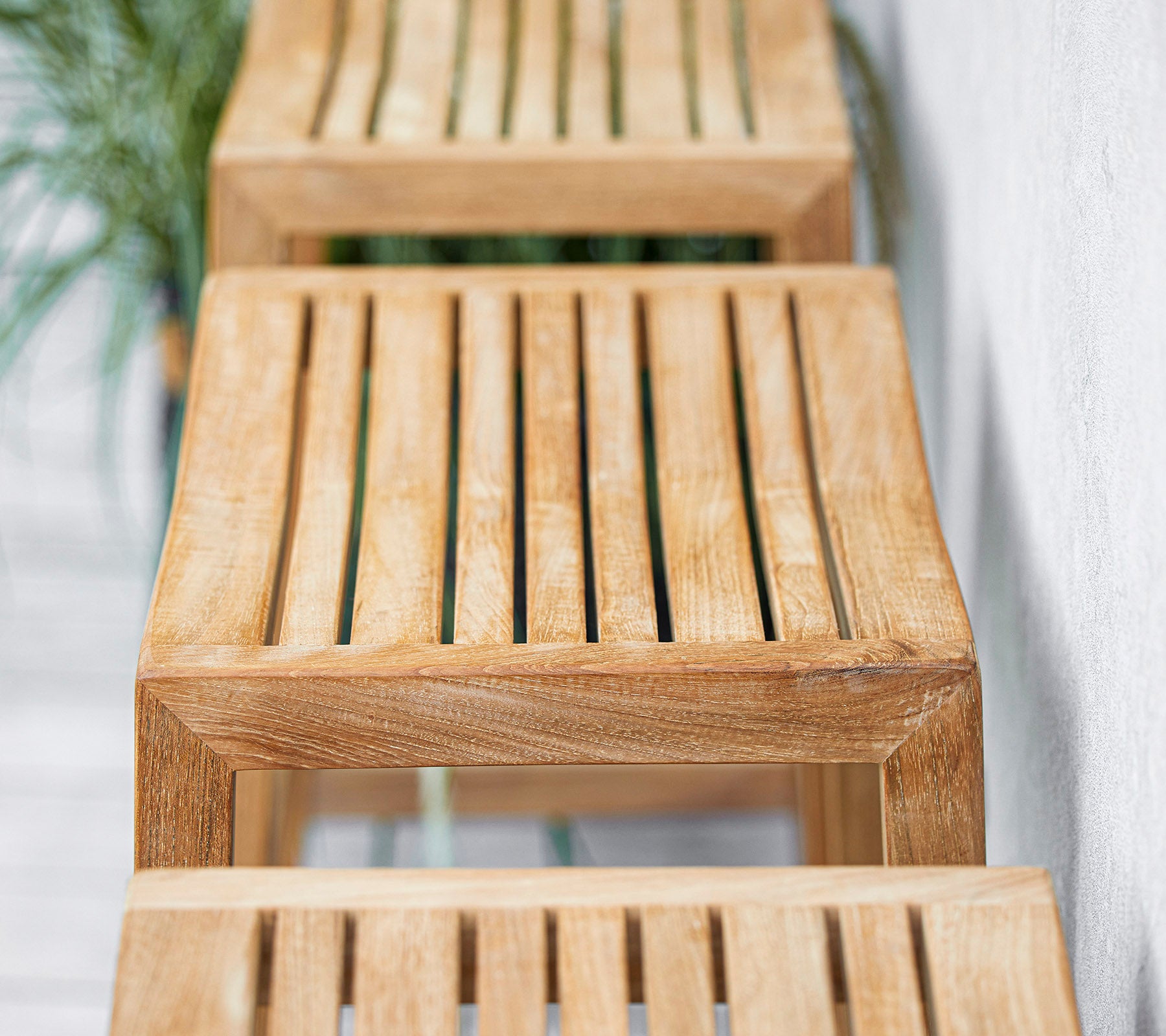 Bancos de madera con diseño de listones dispuestos en una fila con un diseño minimalista, que muestra texturas y acabados naturales. Adecuados para diversos entornos.