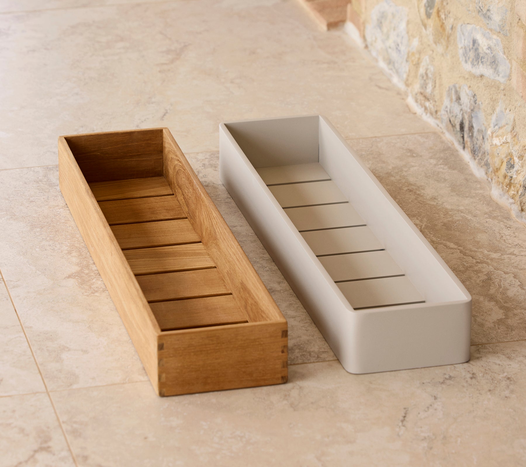 Dos cajas de almacenamiento para clubes en diseños contrastantes: una de madera con listones, la otra lisa y blanca, ideal para organizar objetos.