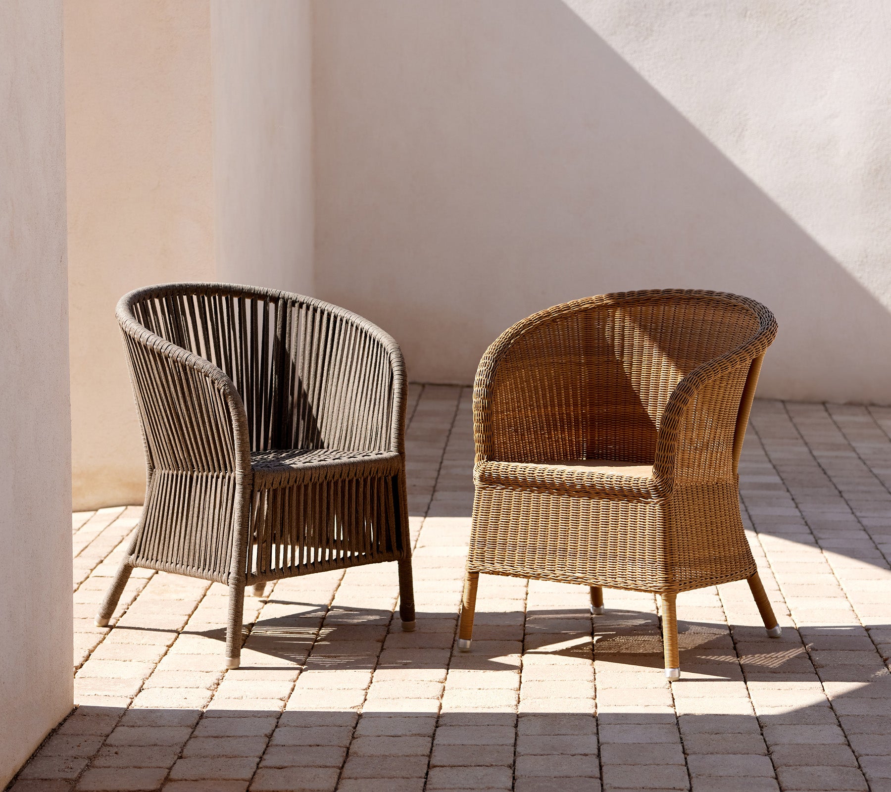 Dos sillas Derby de diseño elegante en colores contrastantes, que exhiben una textura tejida estilosa y una silueta curvada.