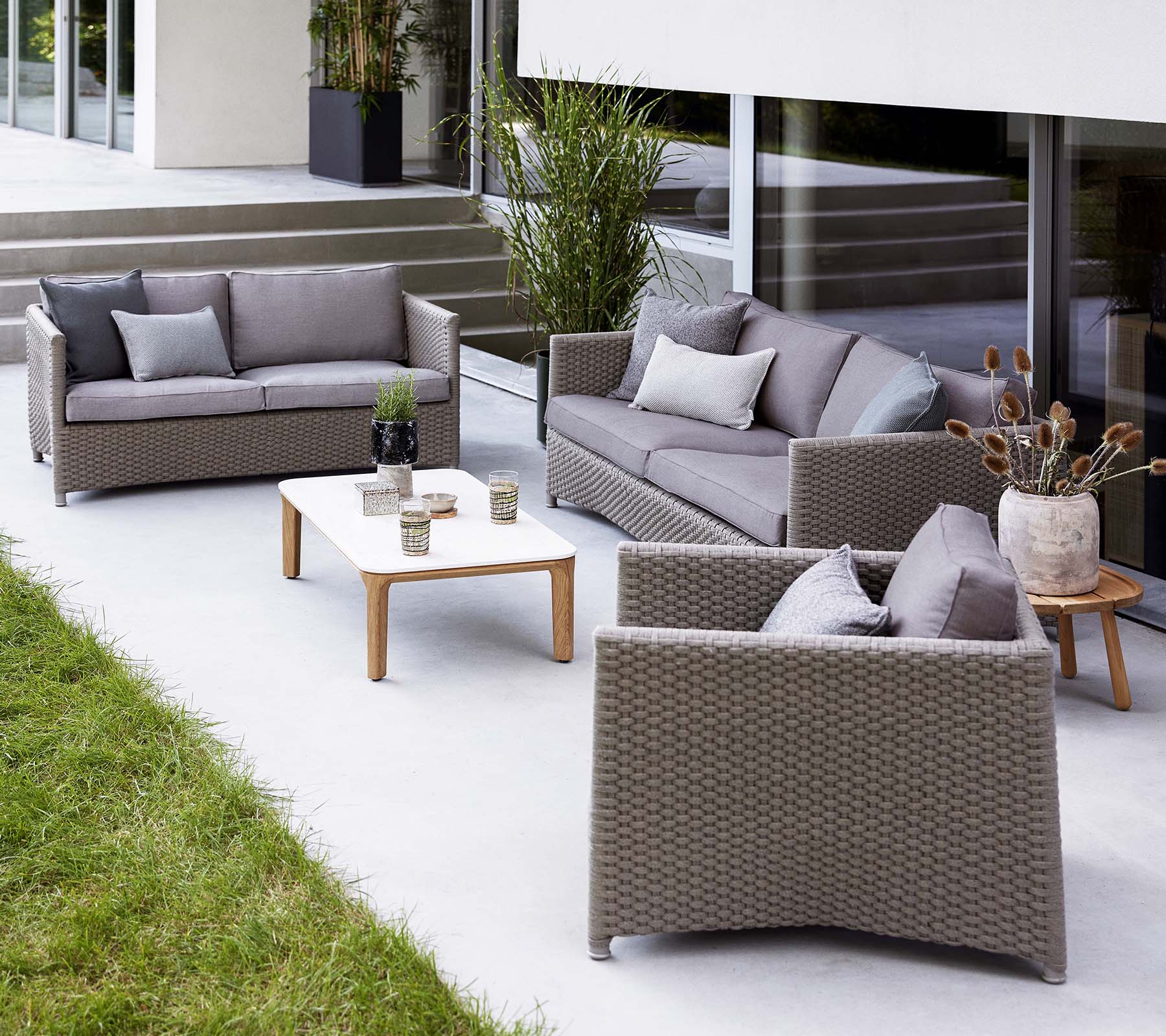 Área de salón elegante con un sofá de 2 plazas con diamantes, un sofá de 3 plazas con diamantes y una silla de salón a juego, complementada con una mesa de café.