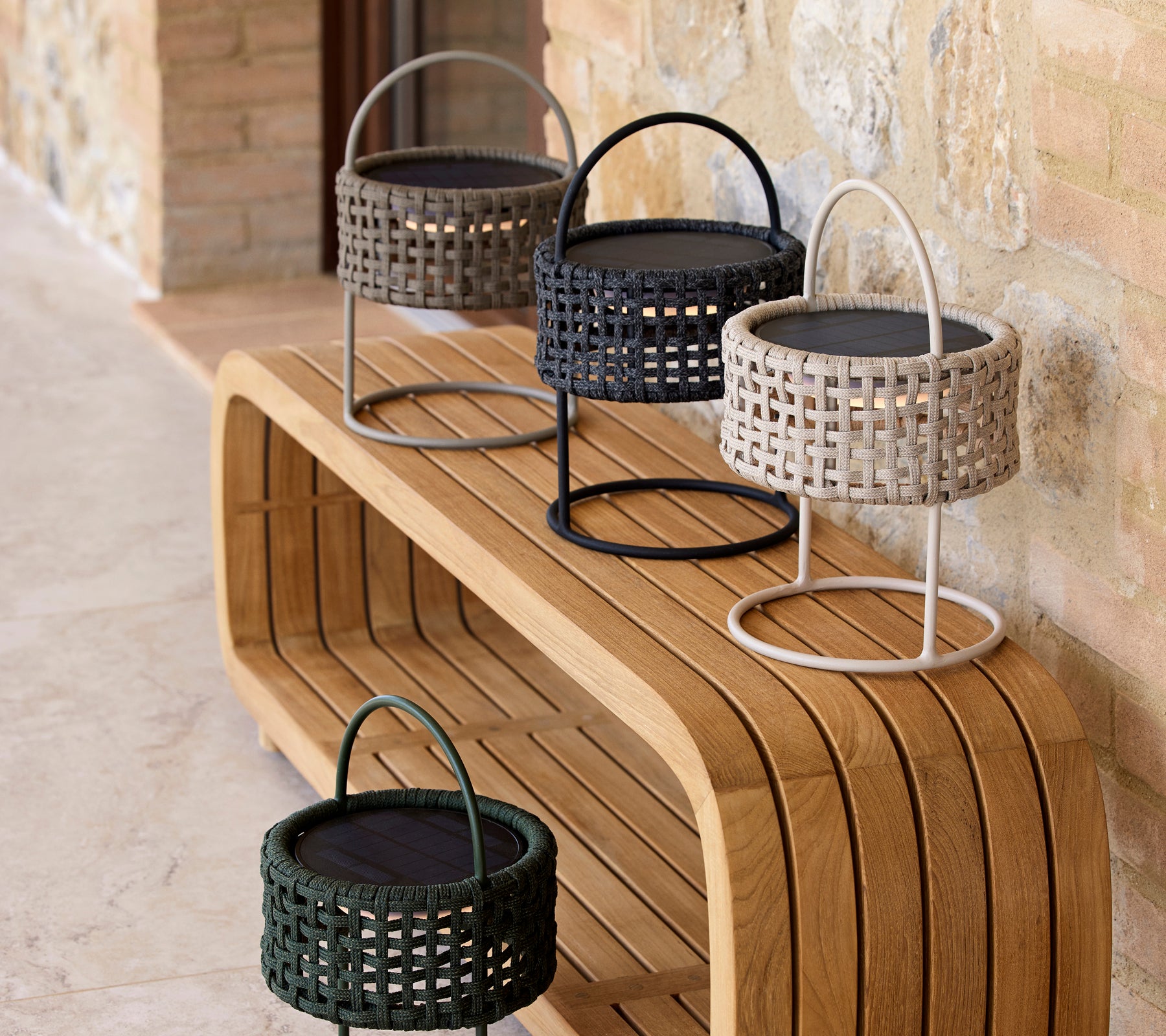 Una disposición elegante de cuatro lámparas de ilusión en varios colores sobre una superficie de madera pulida, que muestra un diseño moderno y elegancia.