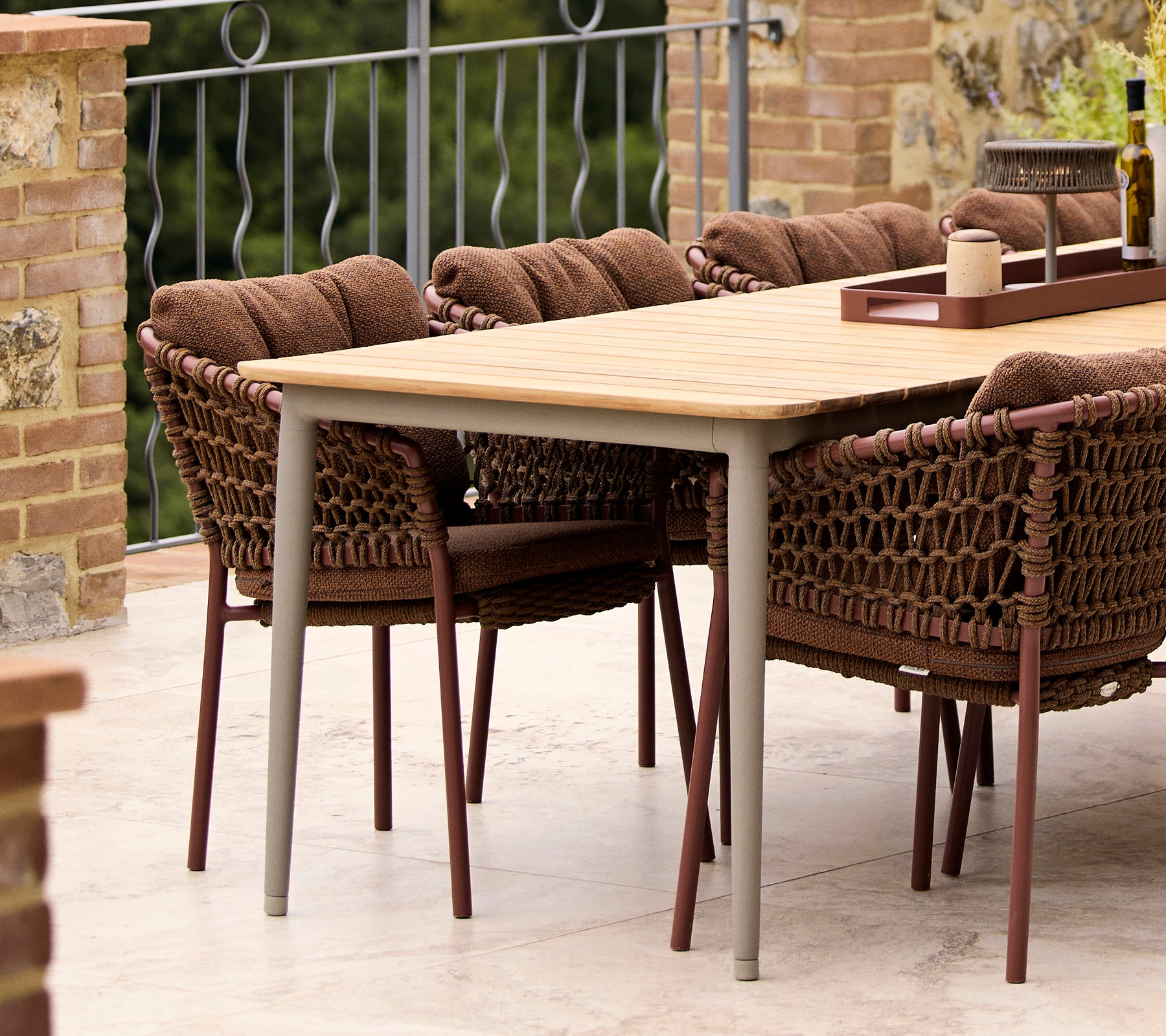 Sillas de comedor marrón umber del océano combinadas con una mesa de comedor Core, que cuenta con un acabado natural elegante y asientos cómodos.