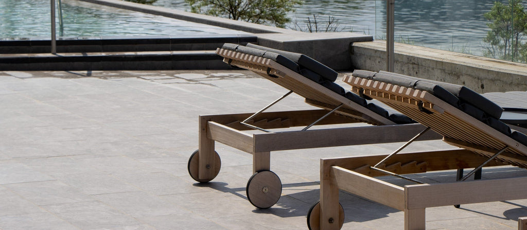 Cane-line Amaze sunbeds in certificated teak wood with grey cushions