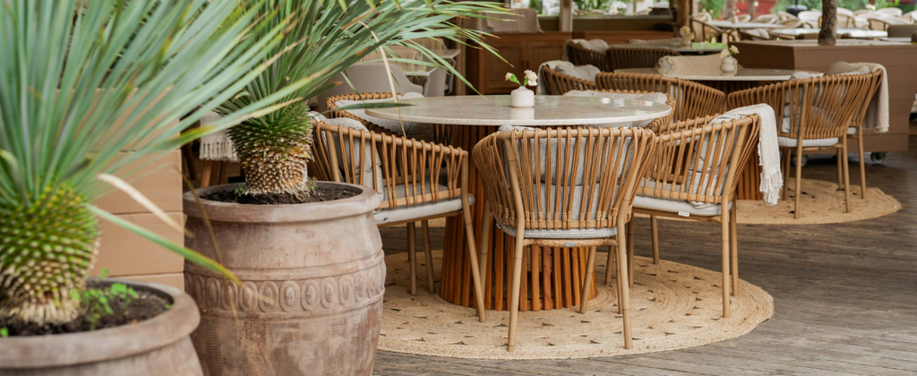 Interior del restaurante sueco Josefina con sillas naturales Cane-line Ocean 