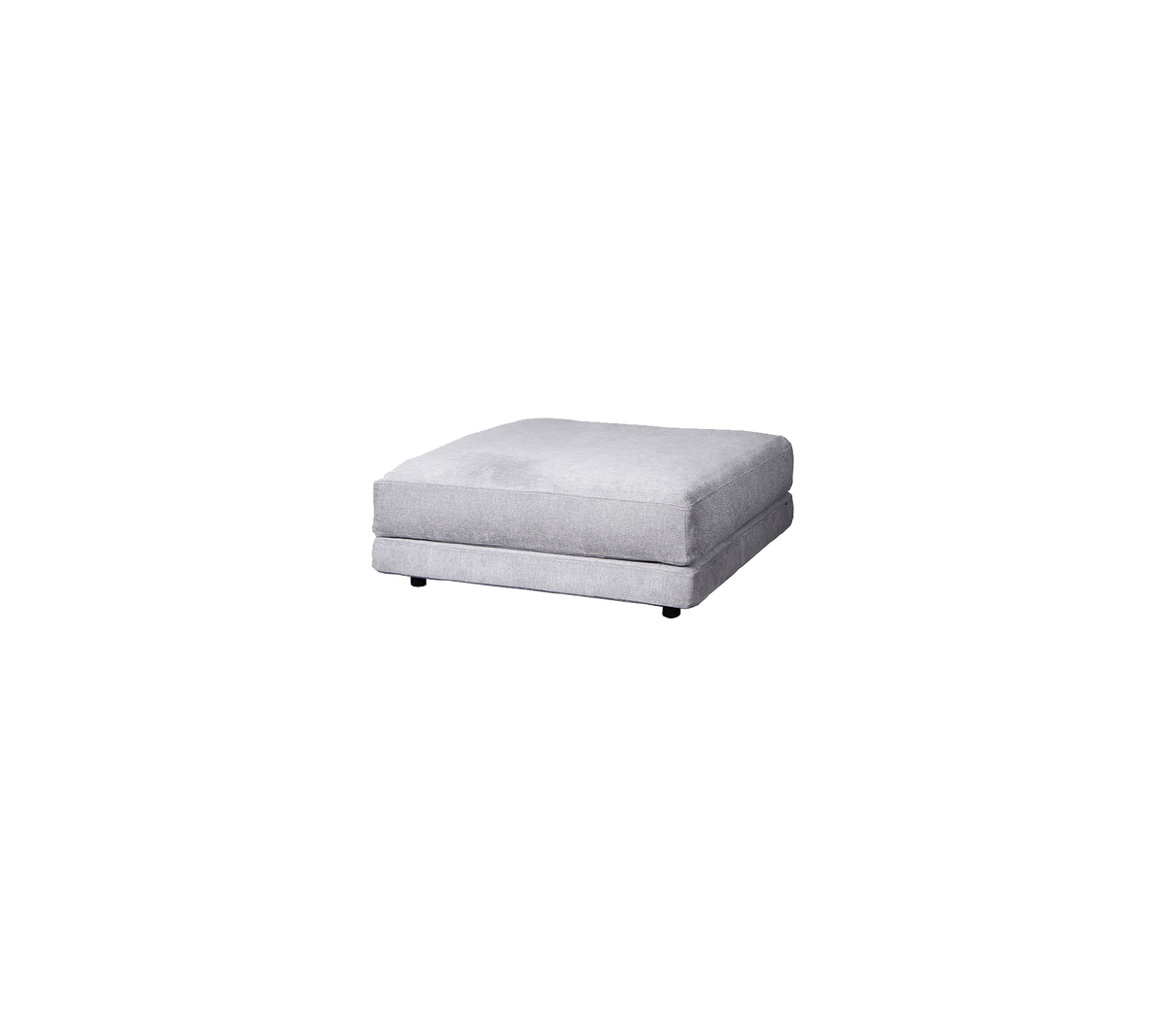 Ottomán tapizado en gris claro con forma cuadrada y un diseño simple, que presenta una superficie lisa y un sutil acolchado.