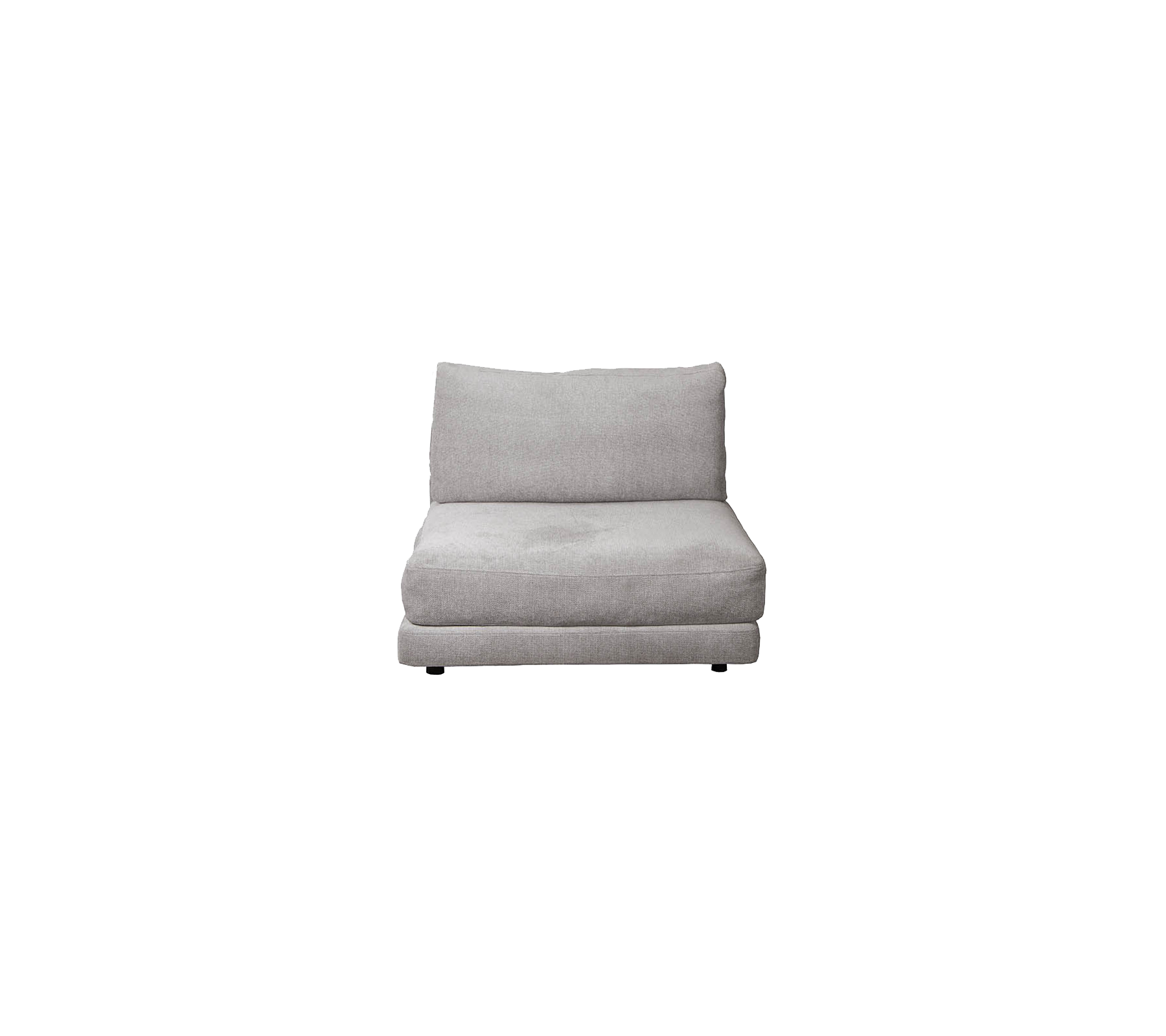 Silla lounge cómoda de color gris claro con asiento y respaldo acolchados, diseñada para la relajación y versatilidad.