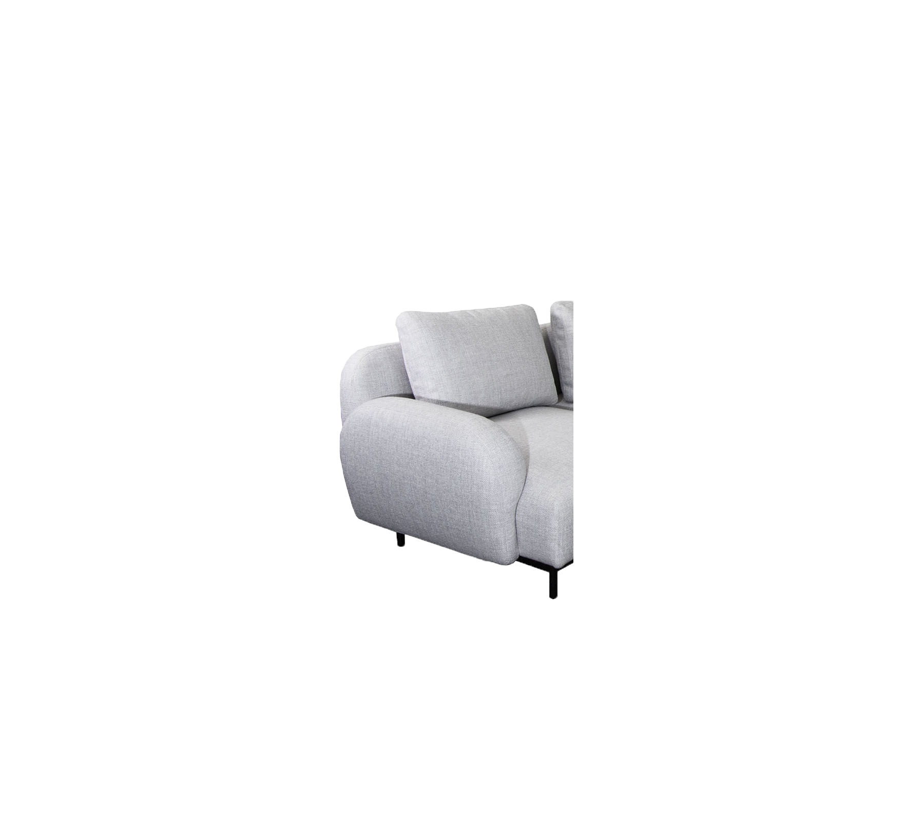 Sofá seccional gris claro con cojines mullidos y reposabrazos curvados, diseñado para la comodidad y el estilo.