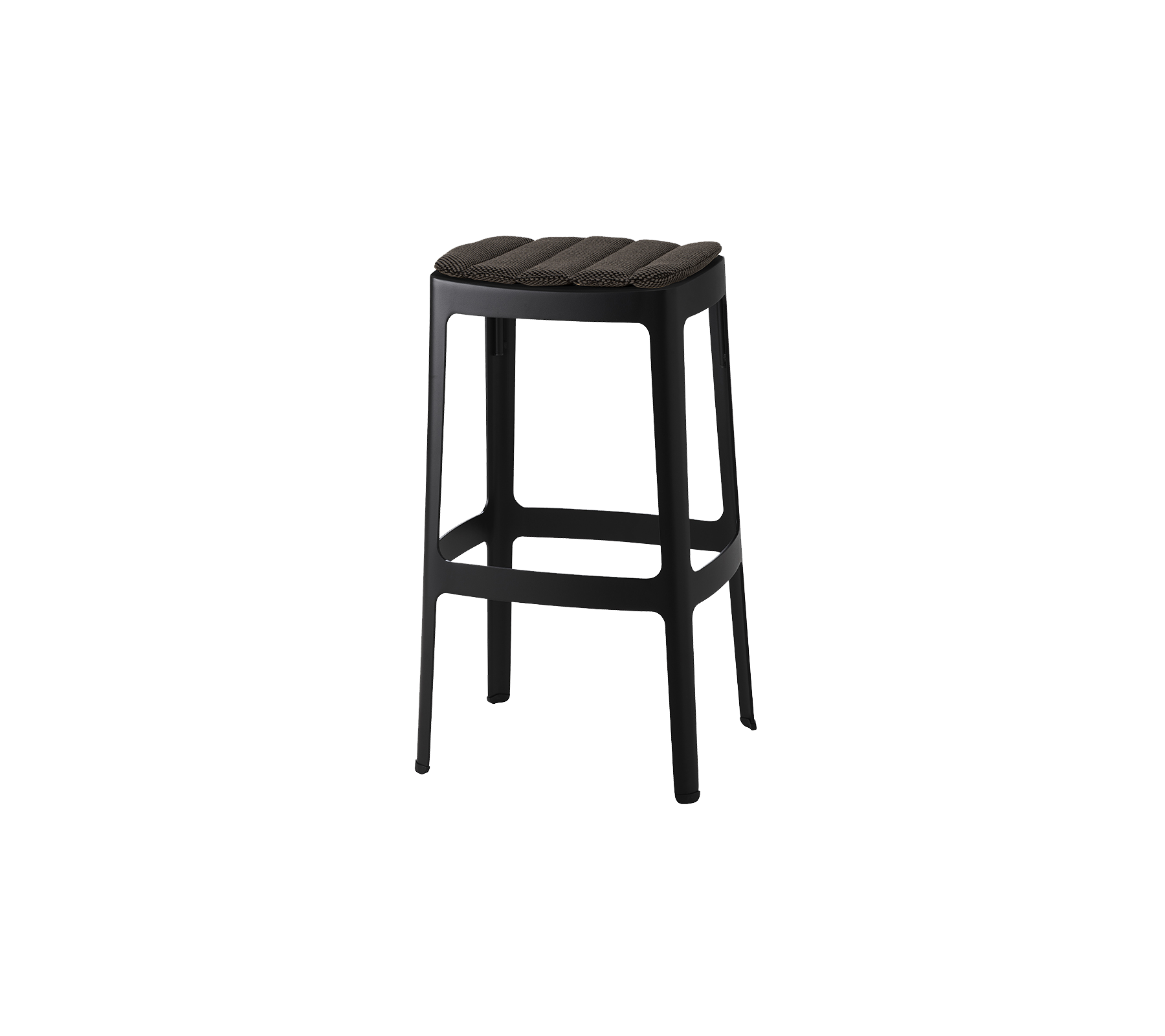 Un elegante taburete de bar negro con un asiento de listones y patas robustas, diseñado para la comodidad y el estilo. Ideal para entornos modernos.
