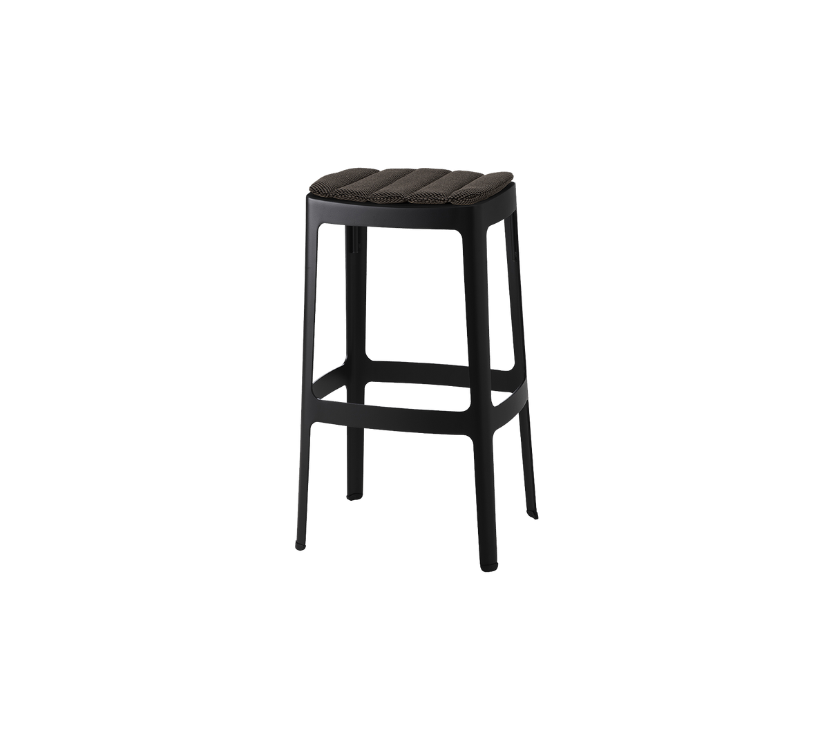 Un elegante taburete de bar negro con un asiento de listones y patas robustas, diseñado para la comodidad y el estilo. Ideal para entornos modernos.