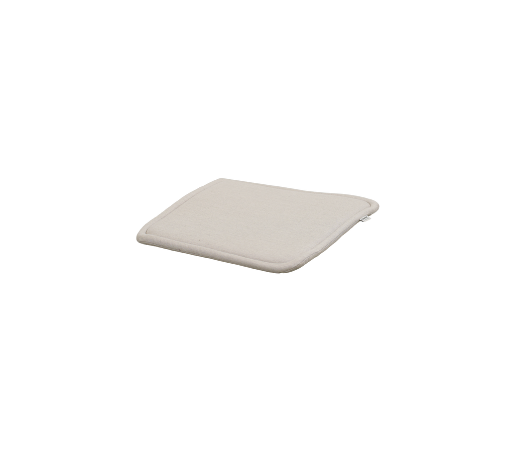 Cojin cuadrado de arena con un diseño suave.