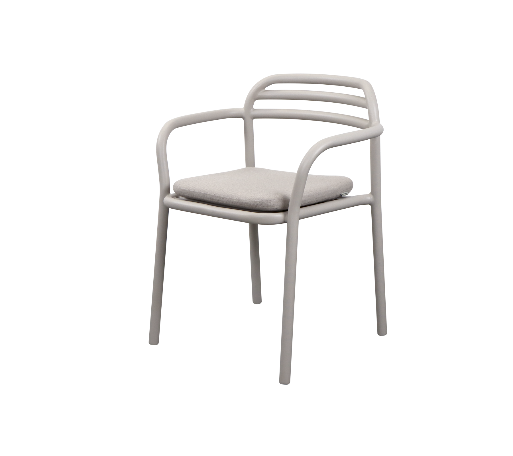 Una silla moderna con un diseño elegante, reposabrazos redondeados y un asiento acolchado en un color neutro.