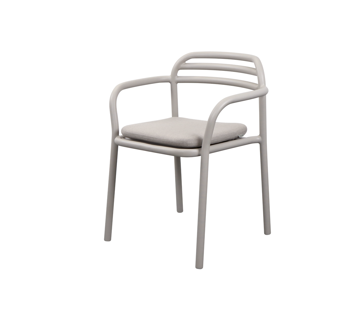 Una silla moderna con un diseño elegante, reposabrazos redondeados y un asiento acolchado en un color neutro.