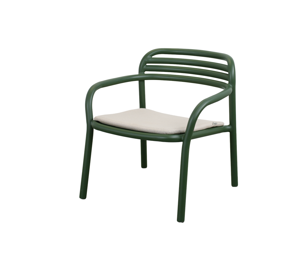 Silla moderna de color verde oscuro con un cojín de arena.