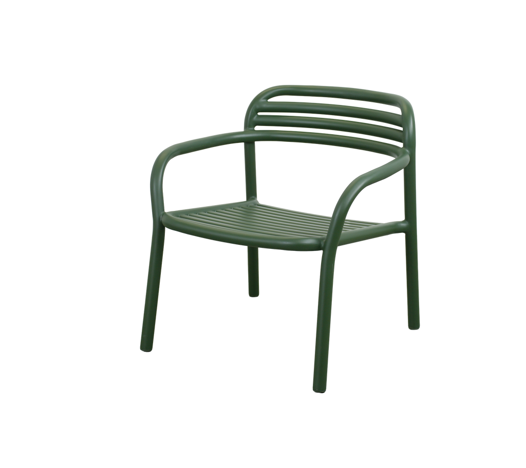 Silla verde oscuro con un diseño simple y respaldo de lamas horizontal.