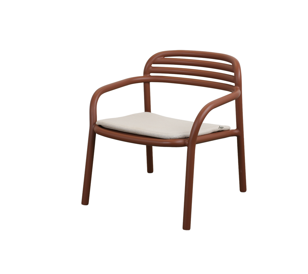 Silla roja desértica moderna con un cojín de arena.