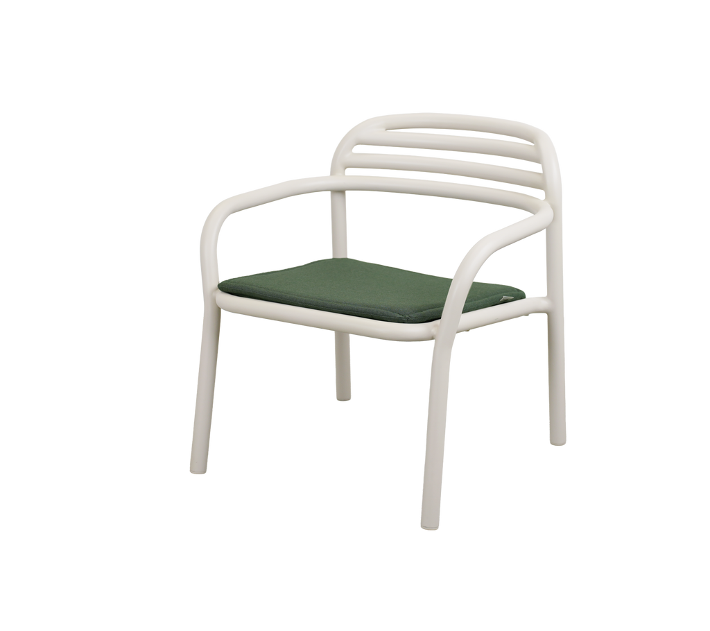 Silla moderna con un cojín verde claro.