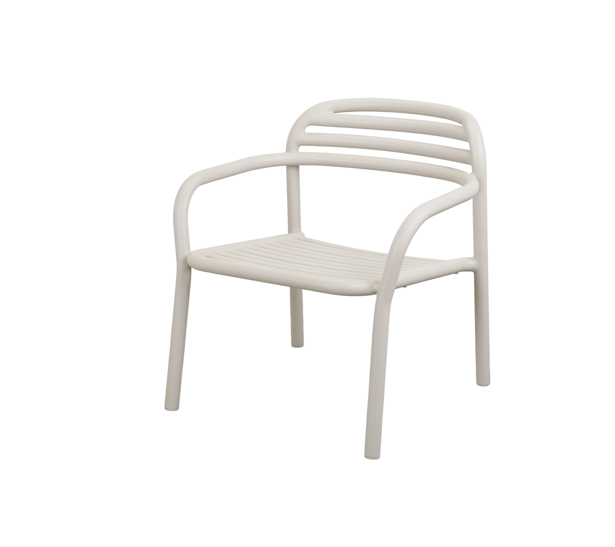 Silla moderna de color arena con un diseño minimalista.