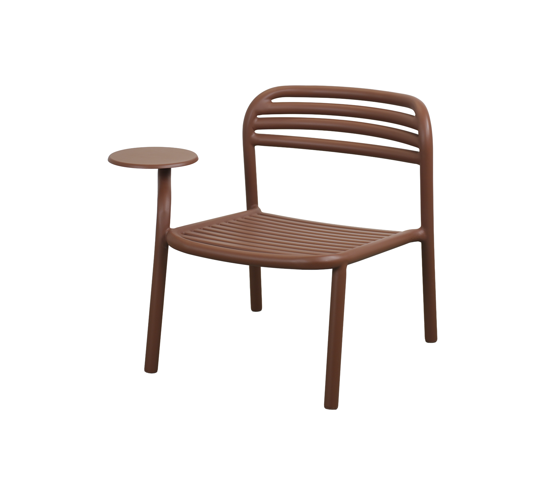 Silla roja desierto con mesa lateral en un diseño moderno.