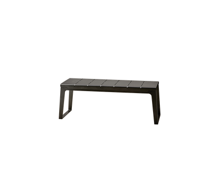 Banco elegante y moderno con una superficie estriada y patas resistentes, ideal para un asiento versátil en varios entornos.