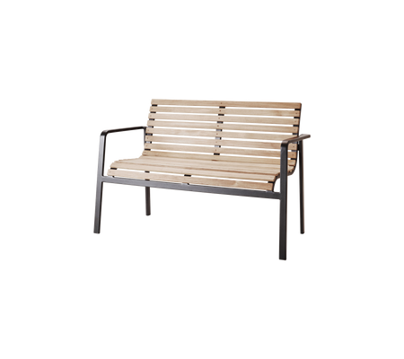 Banco de madera con asiento y respaldo de listones, con un marco de metal robusto para soporte y durabilidad. Ideal para relajación y asiento.