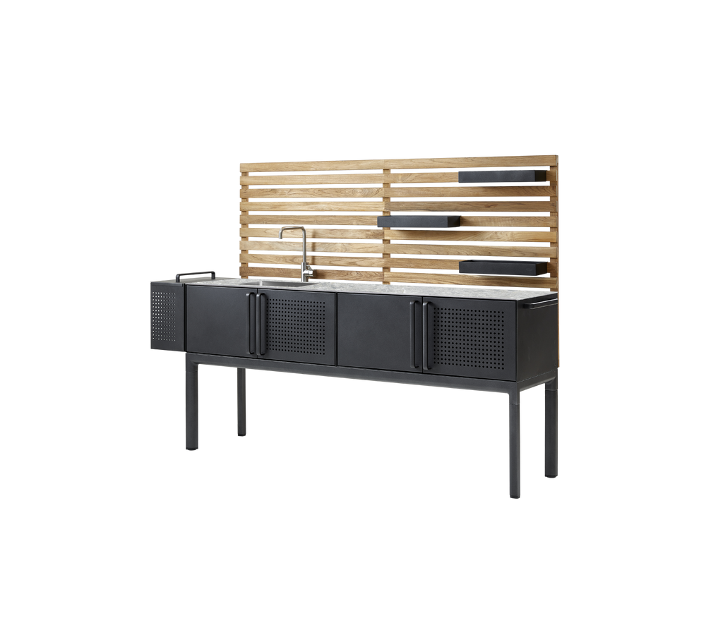 Una unidad de cocina moderna con una base de metal elegante, múltiples armarios de almacenamiento y un fondo de madera con estanterías. Ideal para espacios organizados.