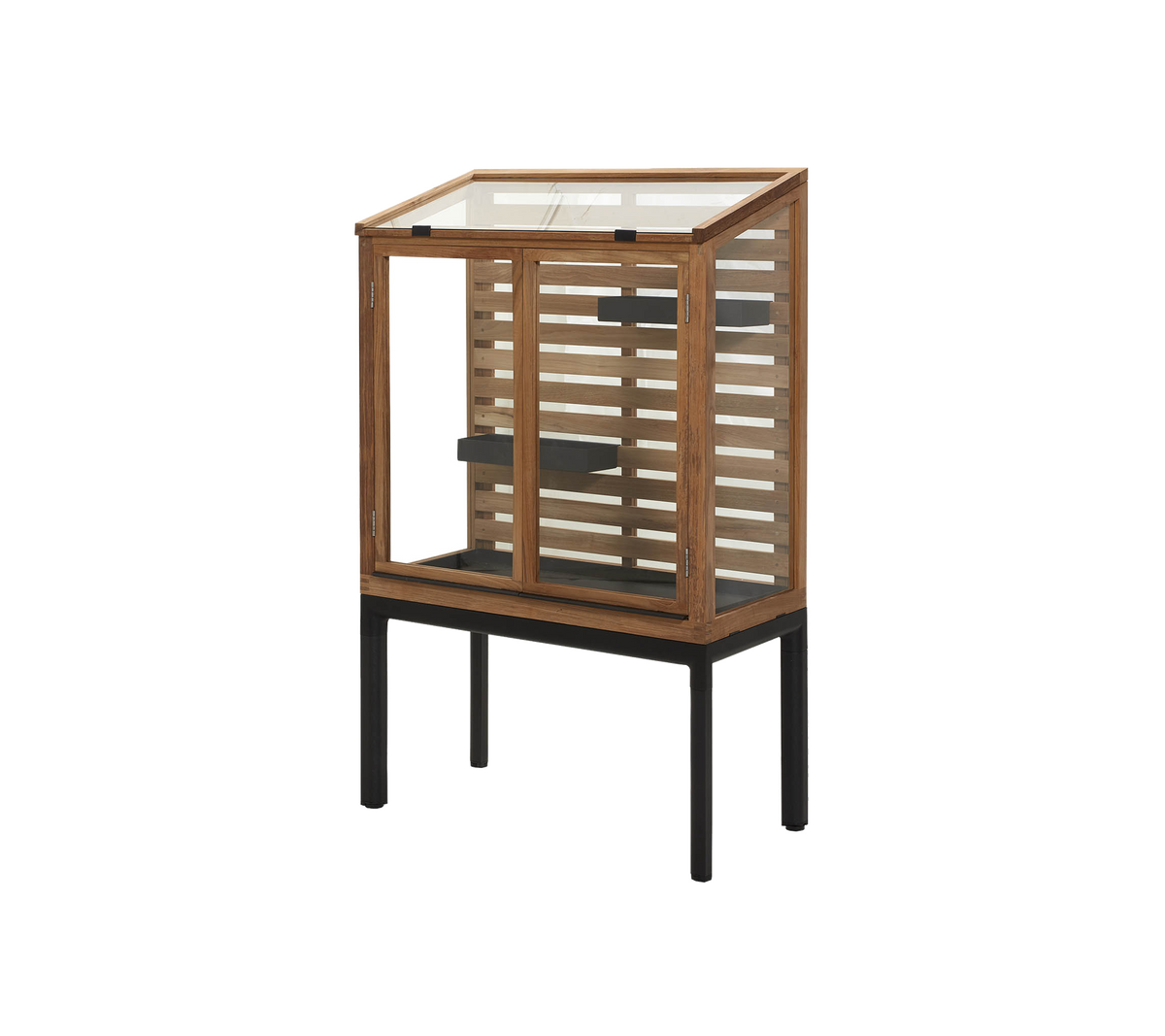 Vitrina elegante con un marco de madera con diseño de listones y una puerta de vidrio, ideal para exhibir objetos.
