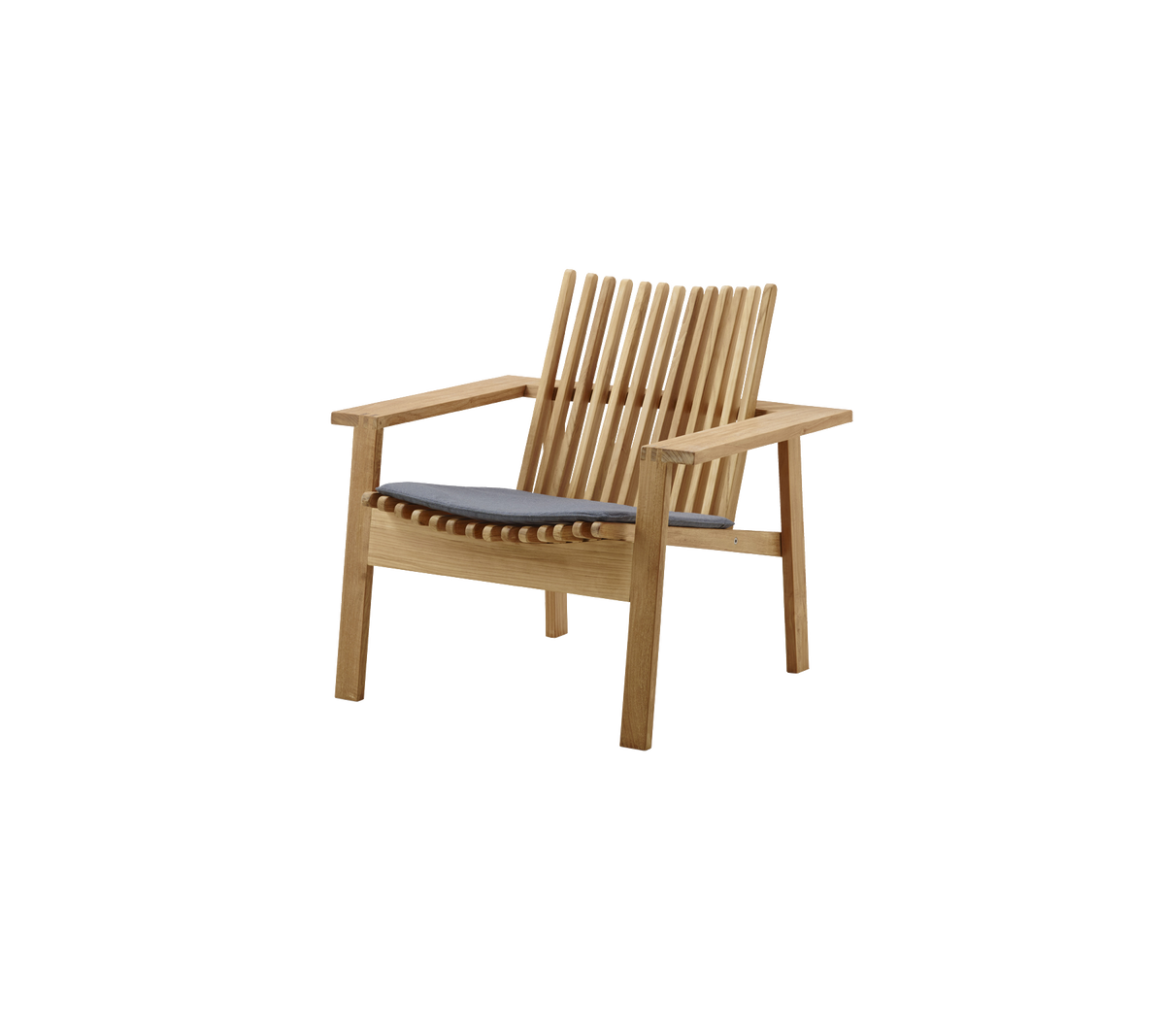 Silla de madera estilosa con respaldo de listones y un asiento acolchado, ideal para la comodidad y la estética.