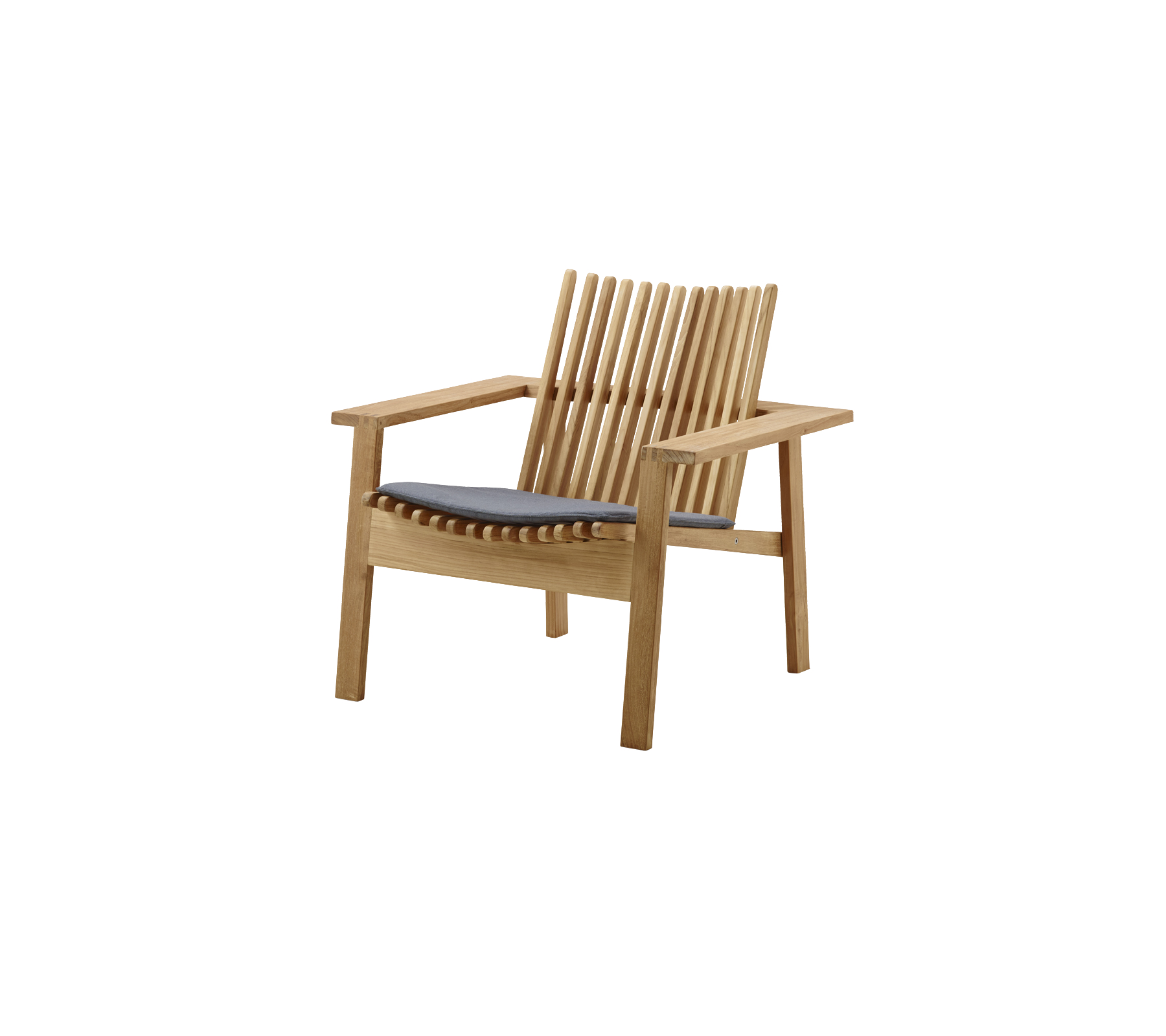 Silla de madera estilosa con respaldo de listones y un asiento acolchado, ideal para la comodidad y la estética.