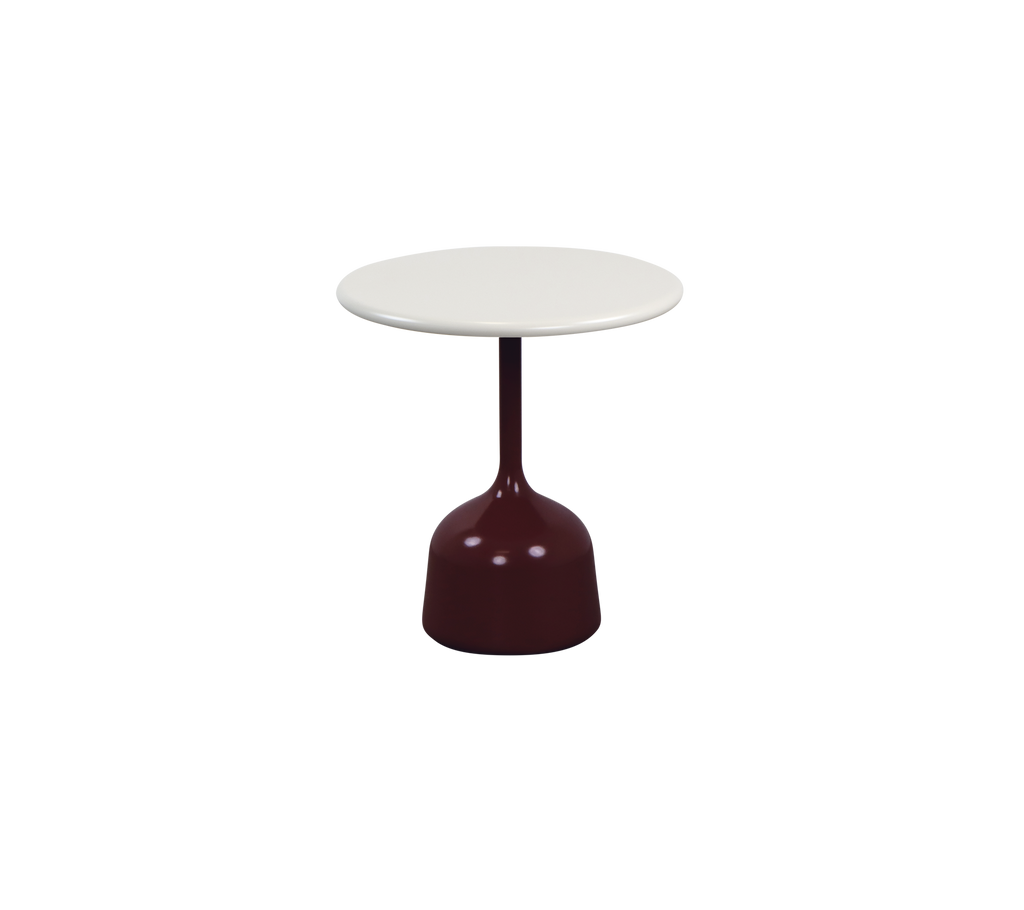 Mesa burdeos moderna con una superficie blanca en un ambiente de salón.