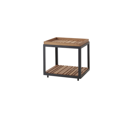 Mesa auxiliar de madera con tapa de listones y una estantería inferior, con un marco robusto para un almacenamiento y exhibición versátiles.