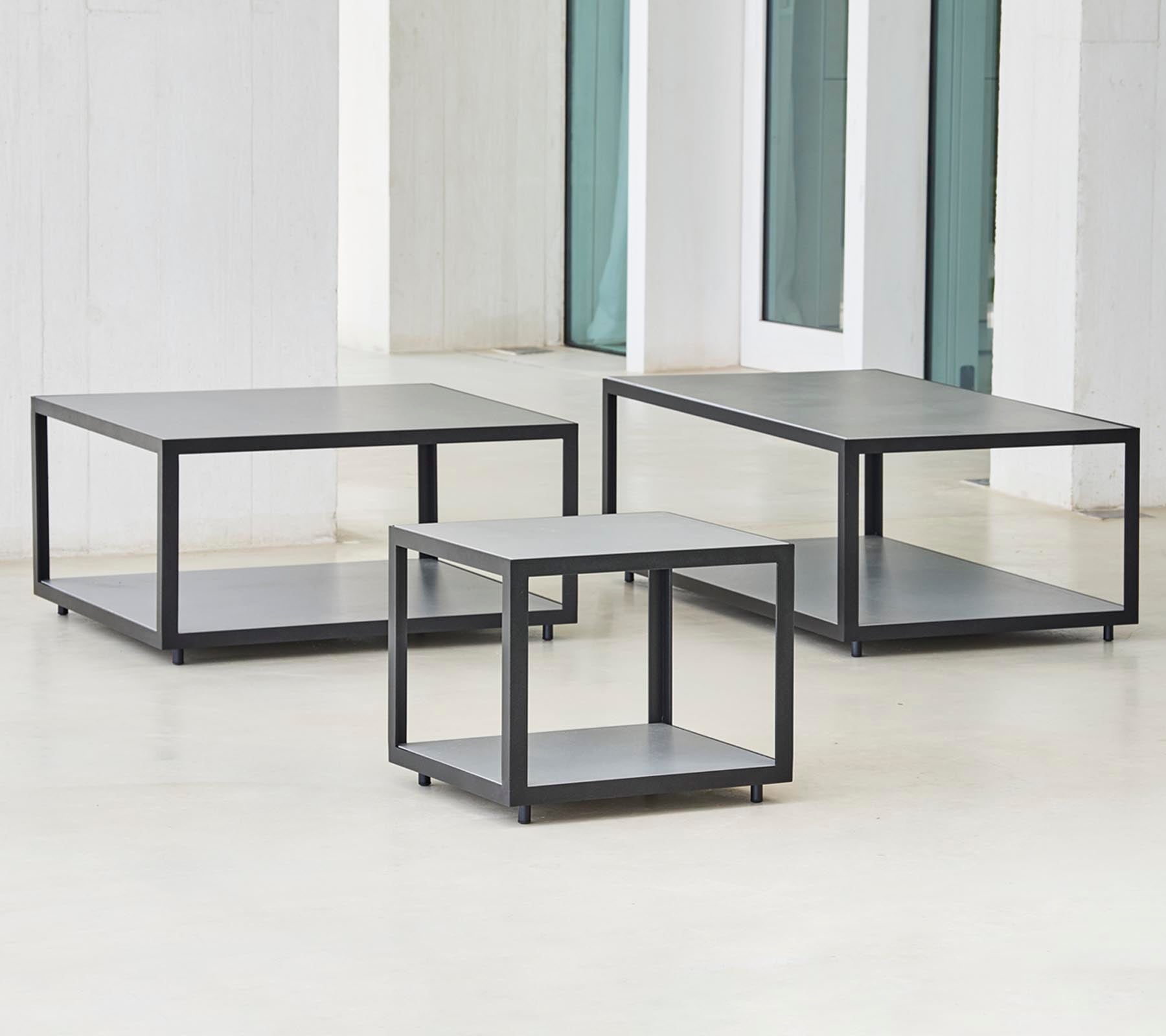 Tres mesas modernas con un diseño minimalista, que cuentan con un marco elegante y múltiples niveles para almacenamiento o exhibición.