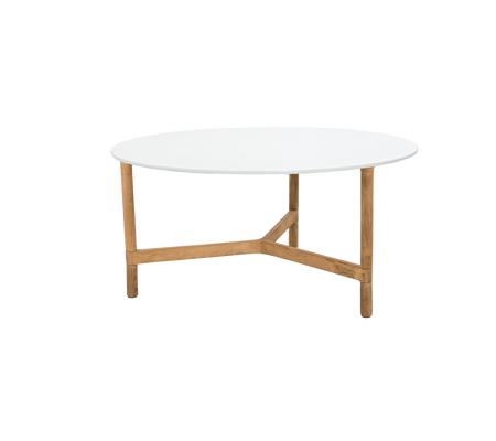 Una mesa de café redonda con una elegante superficie blanca soportada por patas de madera robustas con un diseño cruzado único.