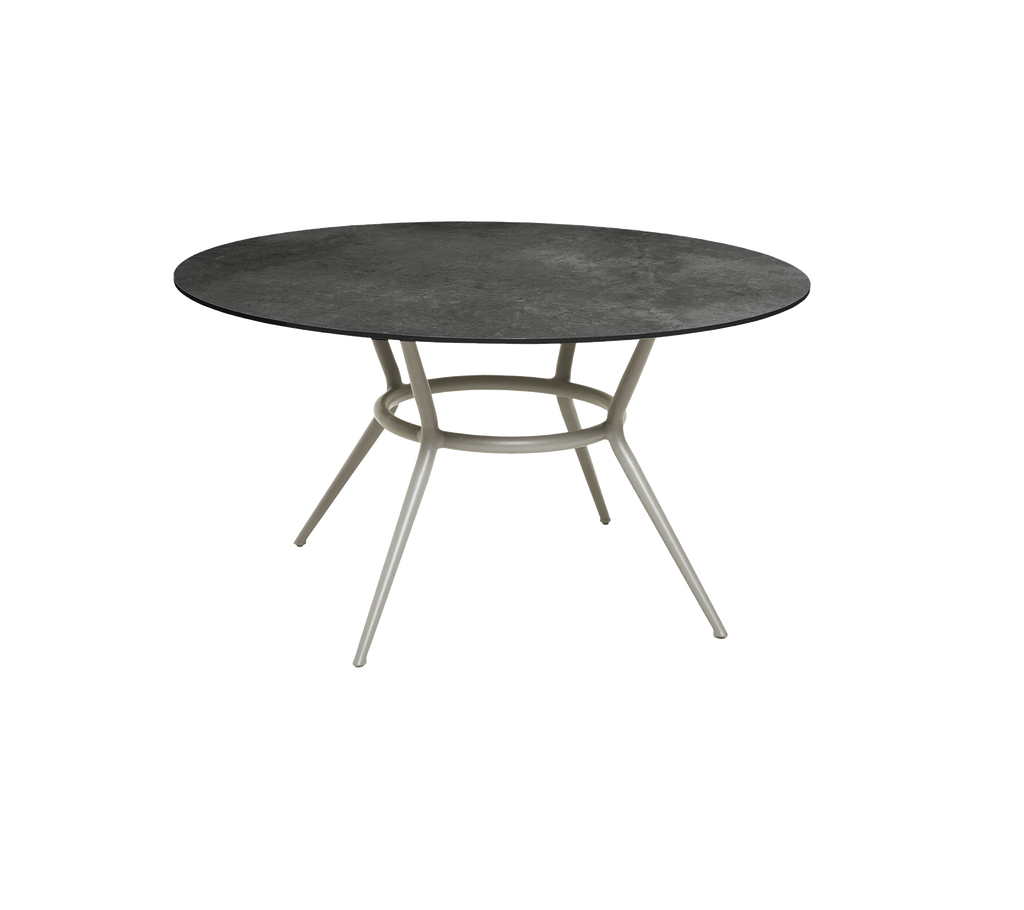 Mesa redonda gris oscuro con un diseño minimalista y patas de color claro.