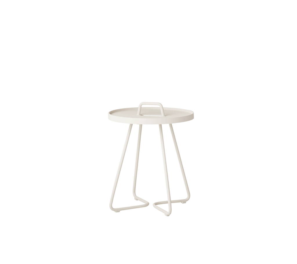 Mesa lateral de arena con un diseño minimalista y líneas elegantes.