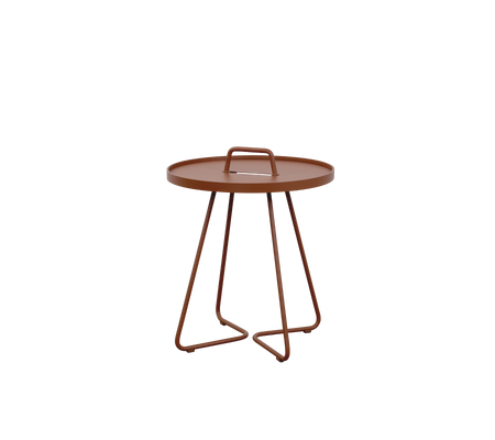 Mesa redonda con bandeja de diseño elegante, con un mango y tres patas delgadas, terminado en un color marrón cálido.