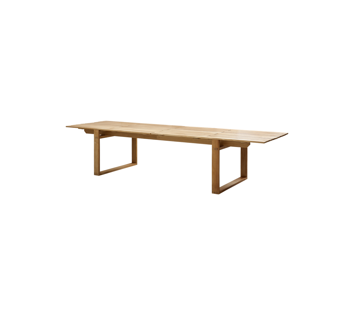 Una larga mesa de madera con una superficie suave y patas resistentes, ideal para reuniones y experiencias de comedor en común.