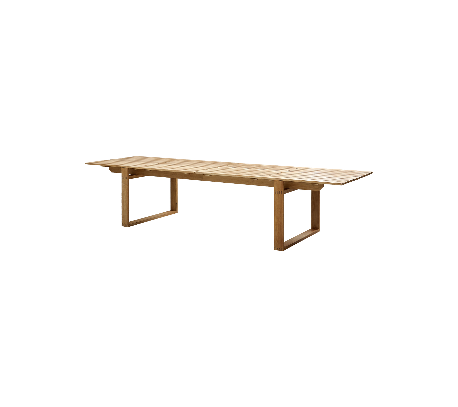 Una larga mesa de madera con una superficie suave y patas resistentes, ideal para reuniones y experiencias de comedor en común.