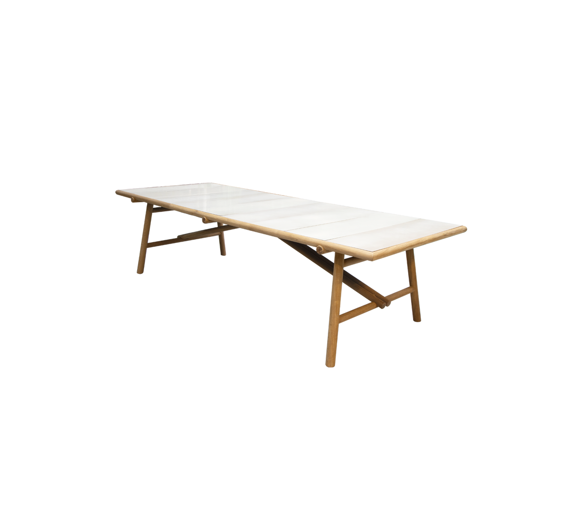Una larga mesa elegante con una parte superior de color claro y patas de madera, diseñada para versatilidad y estilo en diversos entornos.