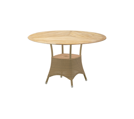 Mesa redonda con una parte superior de madera y una base tejida, diseñada para entretenimiento y cenas al aire libre. Adecuada para reuniones animadas.