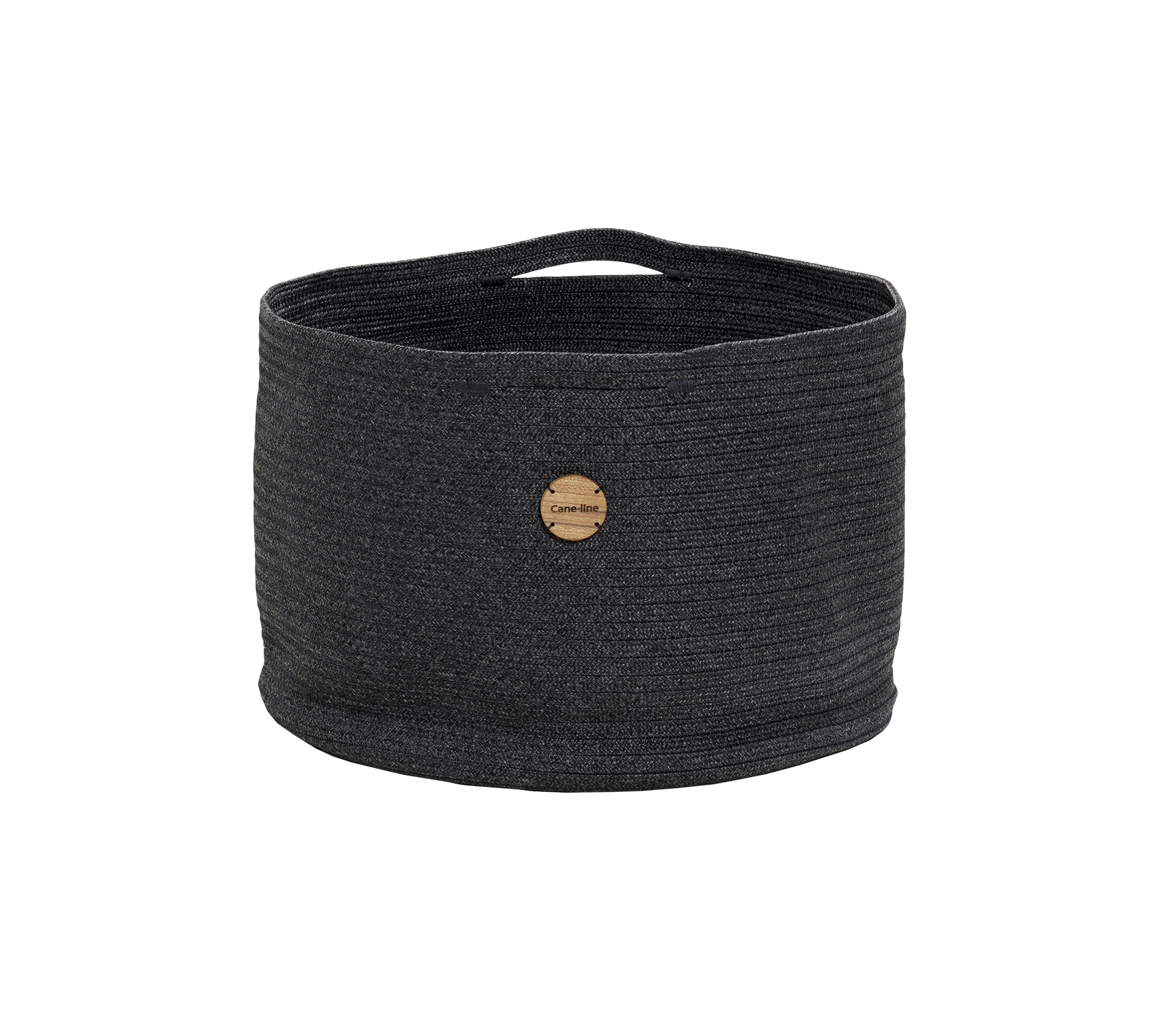 Una cesta de almacenamiento redonda, gris oscuro, con un diseño texturizado y una etiqueta de madera con un logotipo. Perfecta para organizar objetos con estilo.