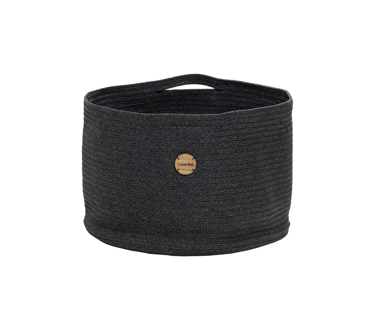 Una cesta de almacenamiento redonda, gris oscuro, con un diseño texturizado y una etiqueta de madera con un logotipo. Perfecta para organizar objetos con estilo.