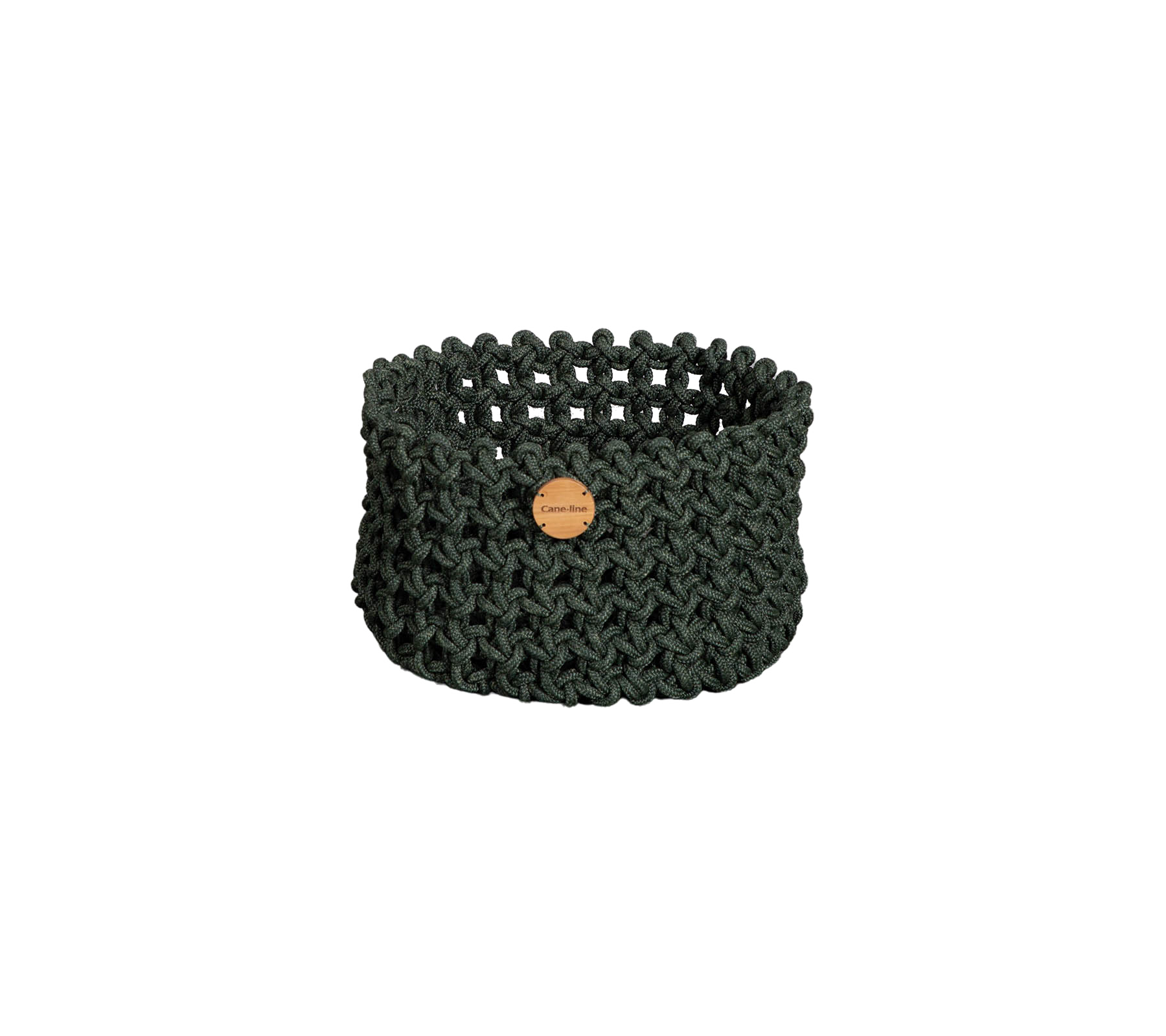 Una cesta de color verde tejido con textura y una etiqueta de madera, ideal para organizar y añadir un toque de estilo a cualquier espacio.