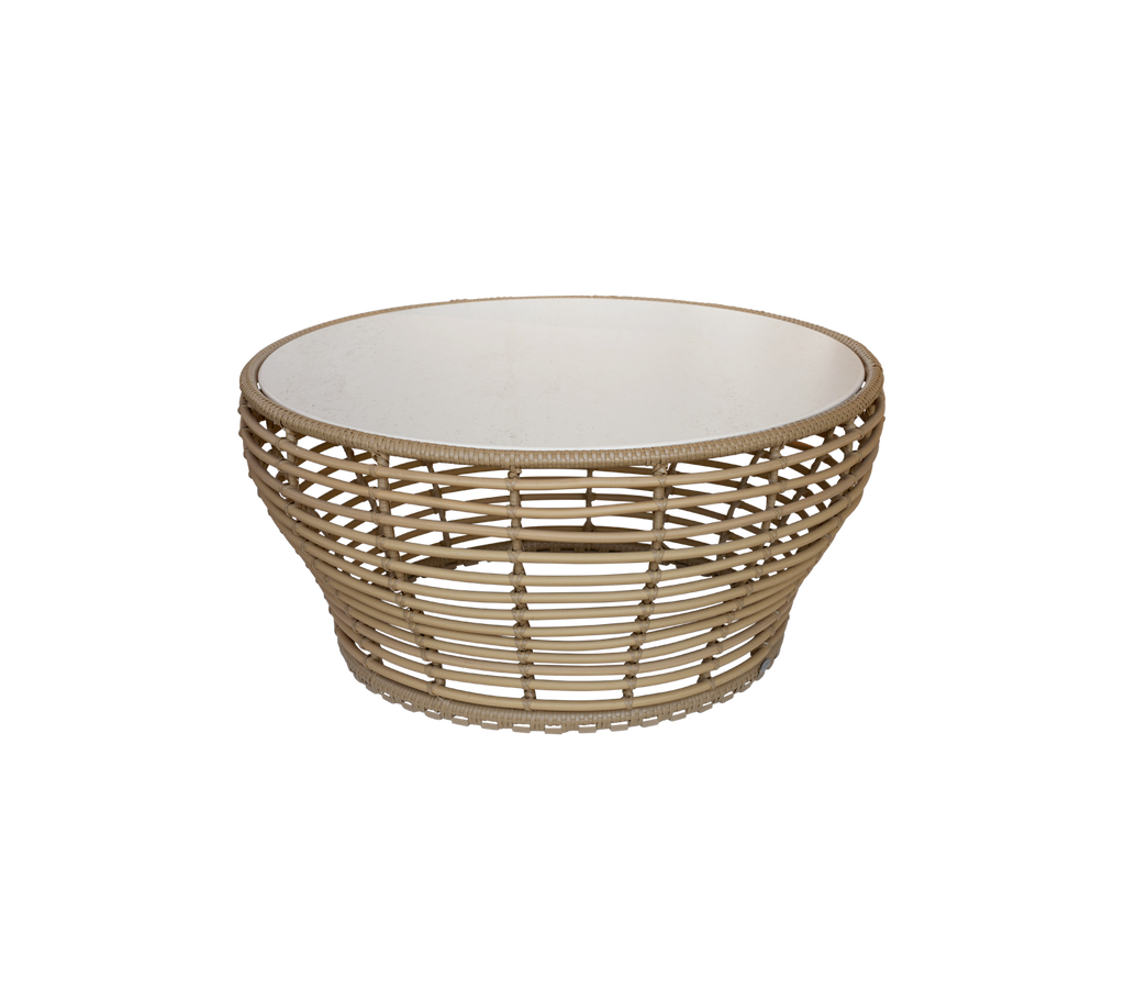 Cesta redonda elegante con un diseño tejido natural y un interior blanco, perfecta para almacenar objetos o como pieza decorativa.